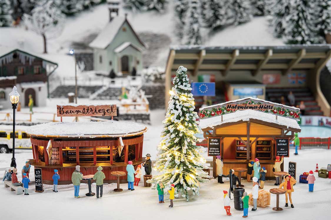 Image for 272-134006 Chrstms Mrk Stalls w/Tree