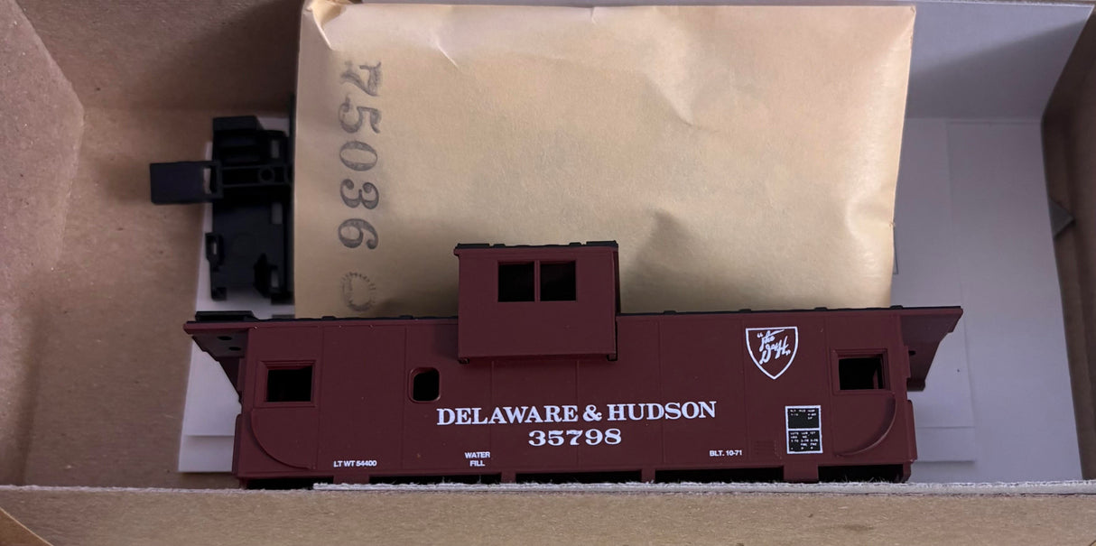 Bev-Bel 862-1 29' Wide-Vision Caboose D & H Delaware & Hudson "Shield 'D&H' Herald" #35798 HO Scale