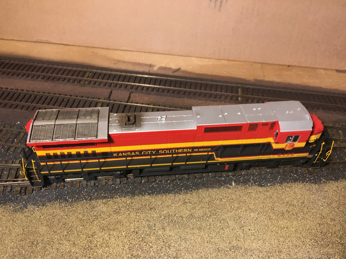 Atlas 10003132 CW Custom Weathered Dash 8-40C - KCS - Kansas City Southern #3499 DCC & Sound HO Scale
