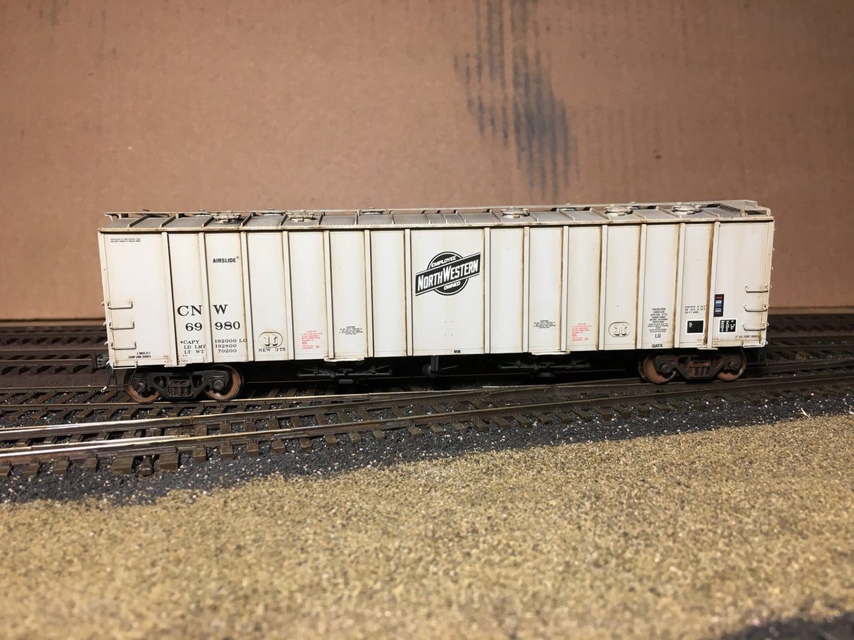 Scaletrains SXT31978 CW Custom Weathered GATC 4180cf Airslide Covered Hopper CNW - Chicago & Northwestern #69980 HO Scale