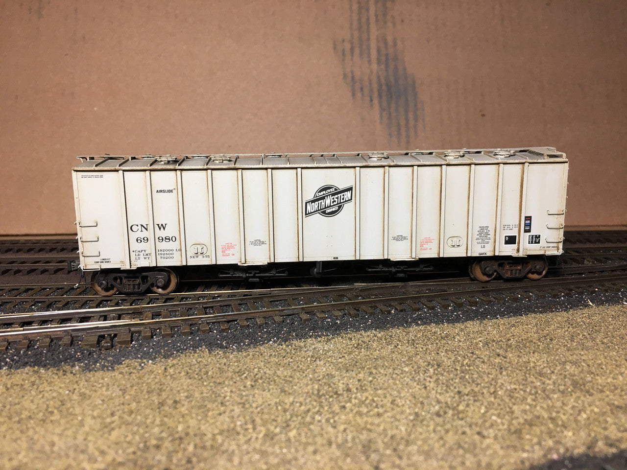 Scaletrains SXT31978 CW Custom Weathered GATC 4180cf Airslide Covered Hopper CNW - Chicago & Northwestern #69980 HO Scale