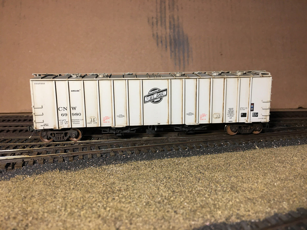 Scaletrains SXT31978 CW Custom Weathered GATC 4180cf Airslide Covered Hopper CNW - Chicago & Northwestern #69980 HO Scale