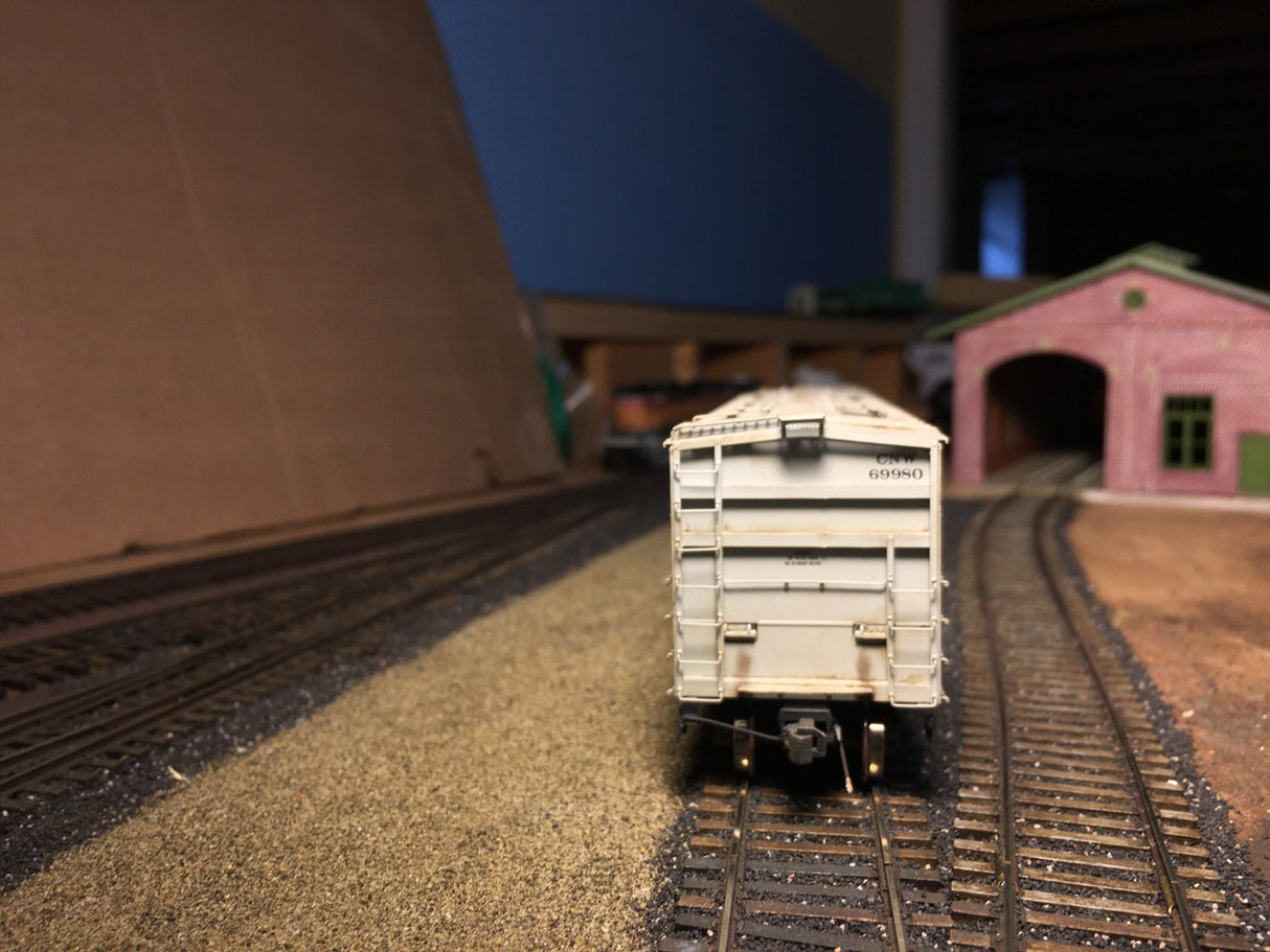 Scaletrains SXT31978 CW Custom Weathered GATC 4180cf Airslide Covered Hopper CNW - Chicago & Northwestern #69980 HO Scale