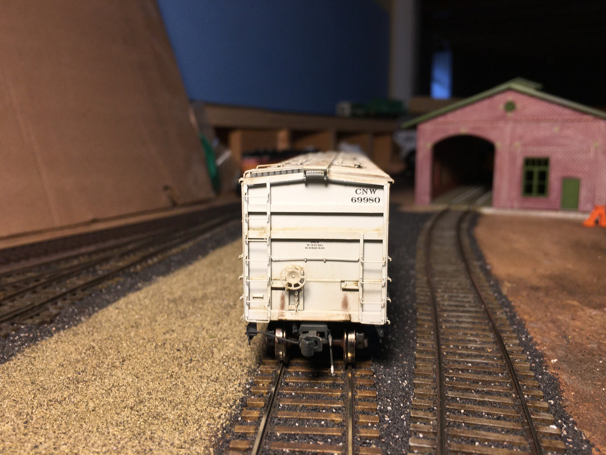 Scaletrains SXT31978 CW Custom Weathered GATC 4180cf Airslide Covered Hopper CNW - Chicago & Northwestern #69980 HO Scale