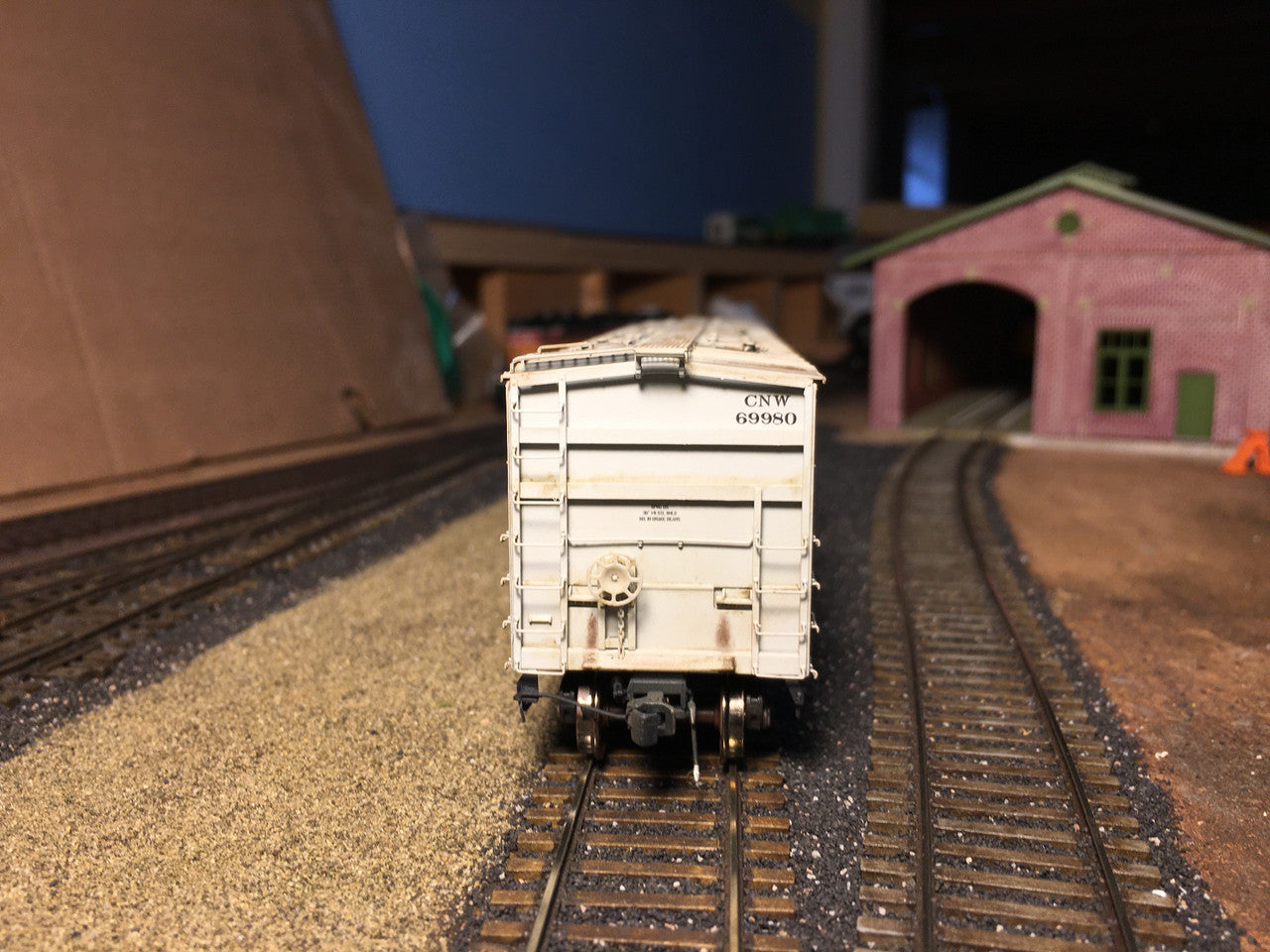 Scaletrains SXT31978 CW Custom Weathered GATC 4180cf Airslide Covered Hopper CNW - Chicago & Northwestern #69980 HO Scale