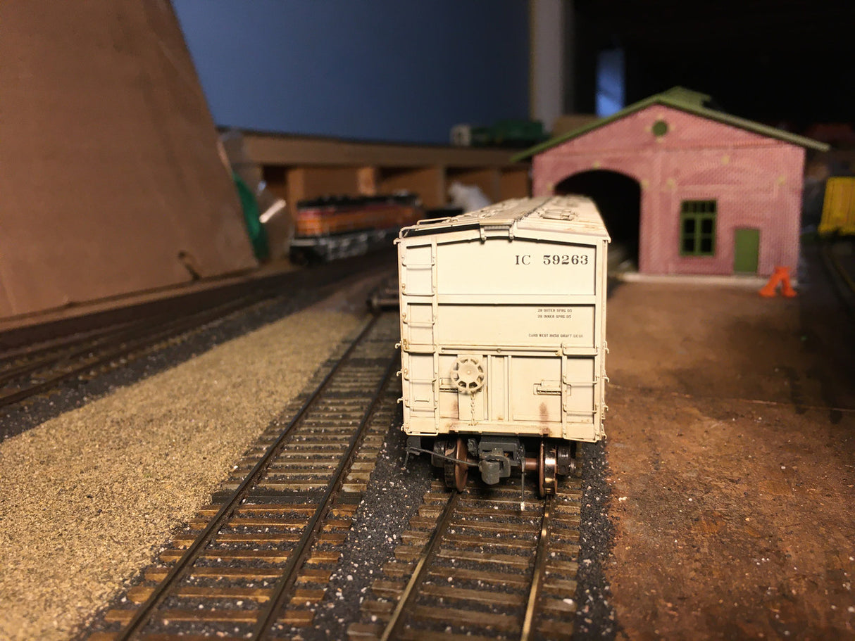 Scaletrains SXT31985 CW Custom Weathered GATC 4180cf Airslide Covered Hopper IC - Illinois Central #59263 HO Scale