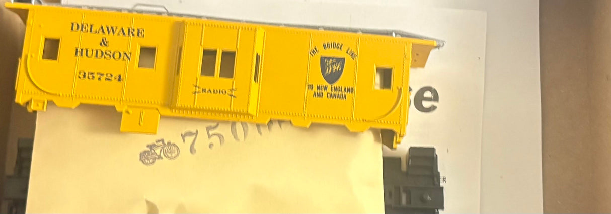 Bev-Bel 2361 37' Bay-Window Caboose D&H Delaware & Hudson #35724 HO Scale