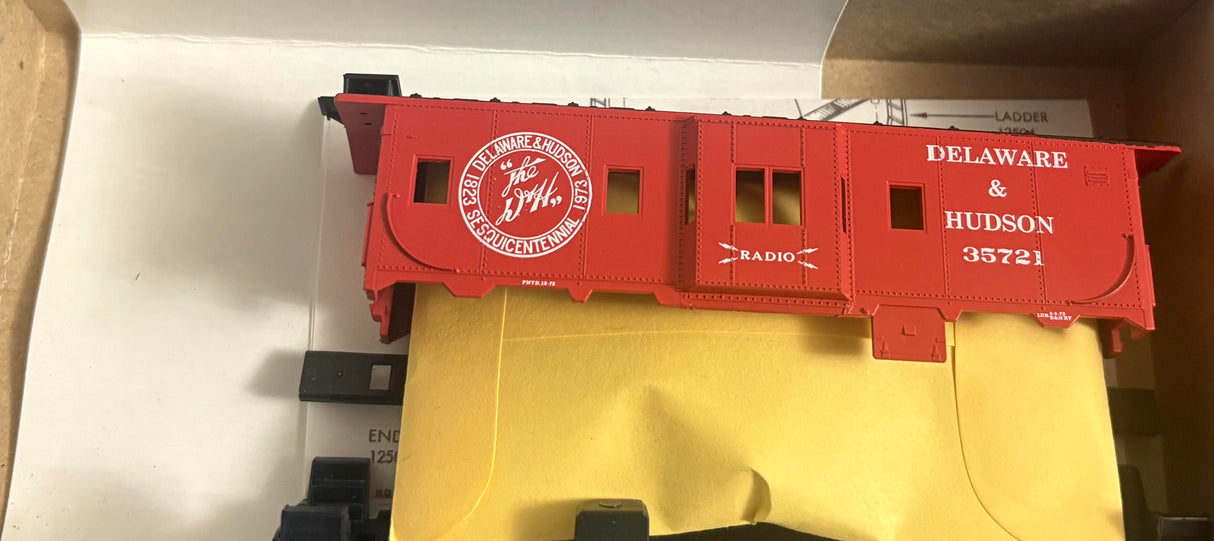 Bev-Bel 20008 37' Bay-Window Caboose D&H Delaware & Hudson #35721 HO Scale